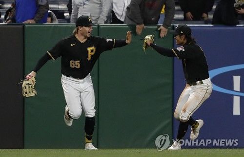 하이파이브하는 배지환(오른쪽)