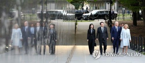 한국전 참전용사 기념공원 참배하는 한미 정상 부부