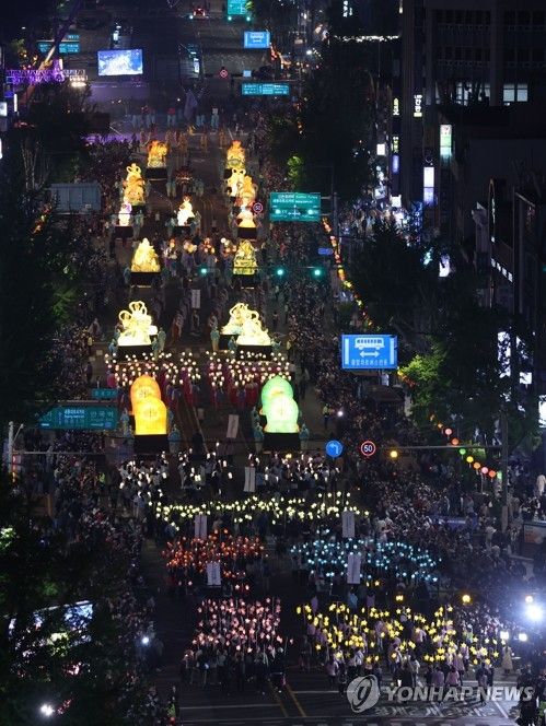 종로 통과하는 연등 행렬(2022.4.30)
