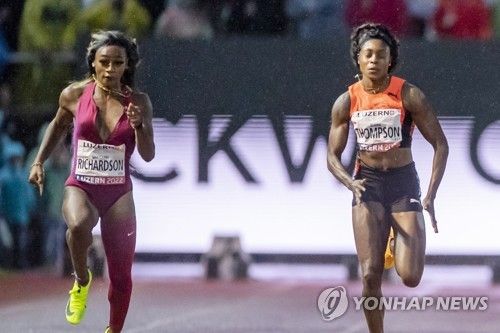 미국 스프린터 셔캐리 리처드슨(왼쪽)