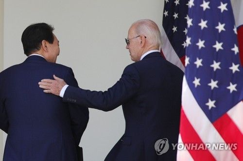 공동기자회견 마치고 퇴장하는 한미 정상