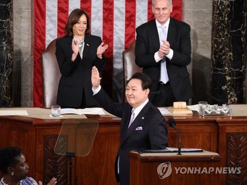 의회 연설 마치고 인사하는 윤 대통령