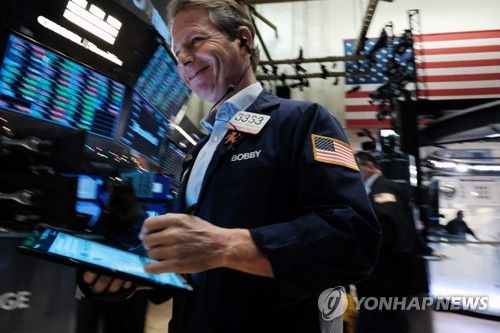 NYSE 입회장에서 일하는 트레이더의 모습