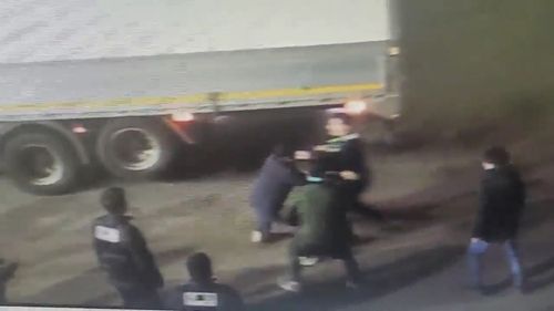 내부로 돌진하는 A씨