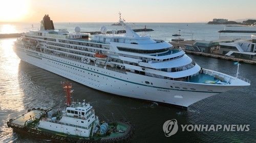속초항 입항하는 아마데아호