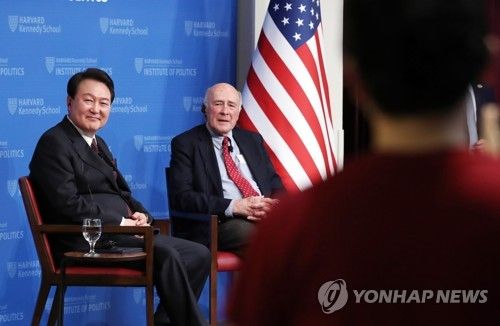 질문받는 윤 대통령