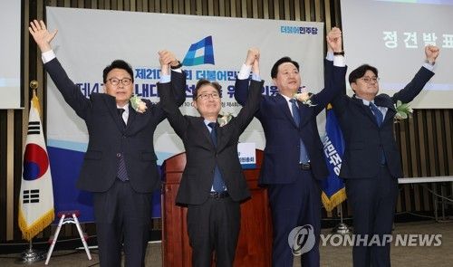 인사하는 민주당 원내대표 후보들