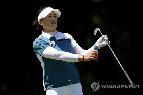 볼의 방향을 쫓는 양희영.