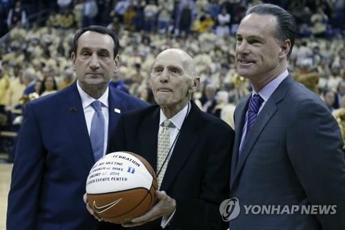 2014년 대학농구 행사에 나선 그로트