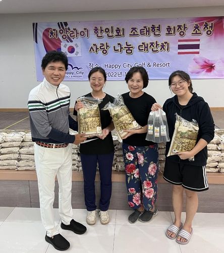 한인들에게 쌀 나눠주는 조태현 회장 