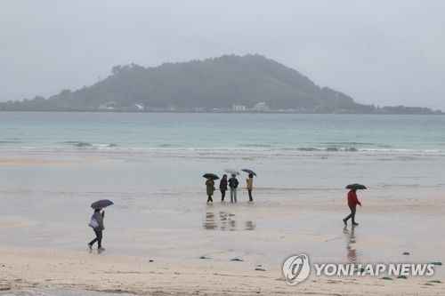 비 내리는 제주 바닷가