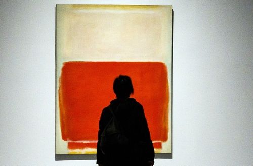 마크 로스코 작품 보는 관람객