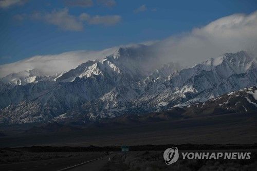 캘리포니아 산지에 내린 폭설이 4월까지 녹지 않은 모습 