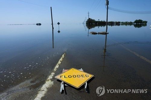 캘리포니아주 코코란시 내 홍수로 물에 잠긴 마을 