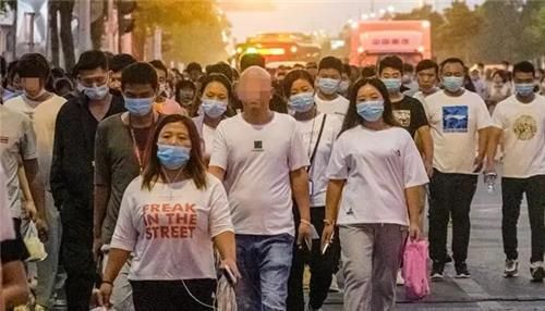 작년 10월 정저우 폭스콘 공장 떠나 귀향하는 노동자들