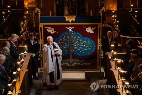 영국 대관식 때 쓰이는 성유 스크린 축성