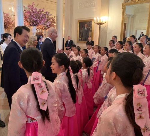 뉴저지 한국학교 합창단원들 격려하는 한미 정상들