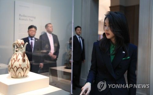 미국 국립아시아예술박물관 방문한 김건희 여사
