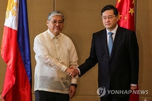 엔리케 마날로(왼쪽) 필리핀 외교장관과 만난 친강(오른쪽) 중국 외교부장 