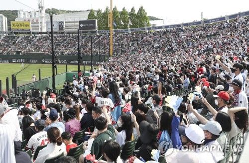 야구팬들로 가득한 사직구장