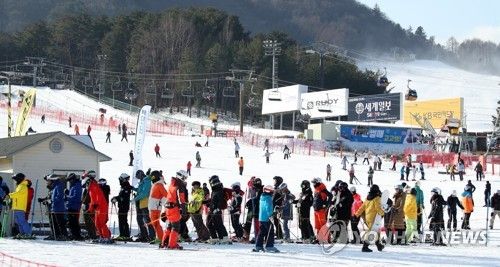 리프트 앞에서 차례 기다리는 스키어들