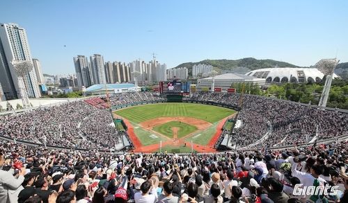 부산 사직구장을 가득 메운 롯데 팬들