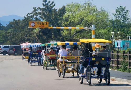 강릉 경포 찾은 관광객들 