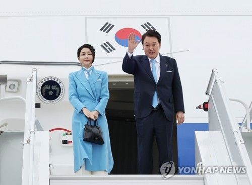 미국 국빈 방문 마치고 귀국길 오르는 윤석열 대통령 내외