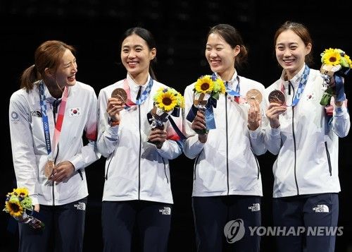 2021년 7월 도쿄올림픽 여자 사브르 단체전에서 동메달 딴 한국 선수들. 왼쪽부터 최수연, 김지연, 서지연, 윤지수