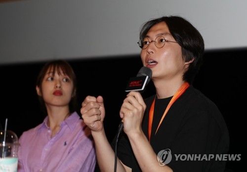 관객 질문에 대답하는 노재원 배우