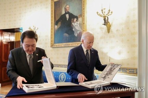 한미 정상, 동맹 70주년 사진집에 서명