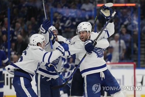 NHL 플레이오프 1라운드를 통과하고 기뻐하는 토론토 선수들