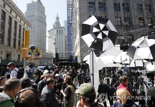 맨해튼 형사법원 앞에 모인 각국 언론사