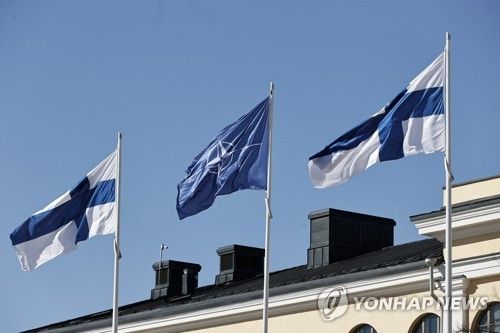 핀란드 외무부 앞에 내걸린 '나토 깃발'