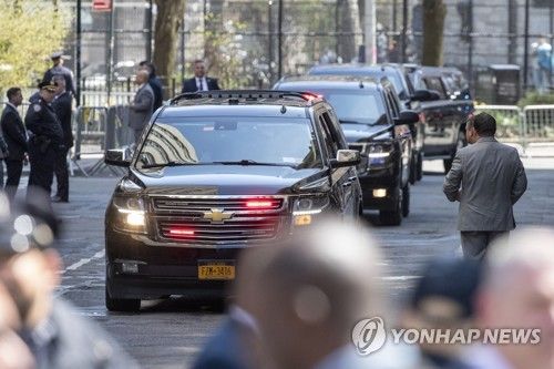 맨해튼 형사법원에 도착하는 트럼프 전 대통령의 차량