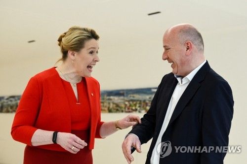 프란치스카 기파이 베를린시장과 카이 베그너 차기 베를린시장