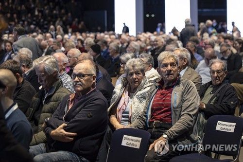 크레디트스위스 주주총회에 나온 주주들