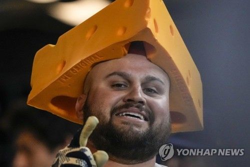 셔저에게 홈런을 뽑아내고 치즈 모자를 쓰고 기뻐하는 밀워키 브루어스 라우디 텔레스