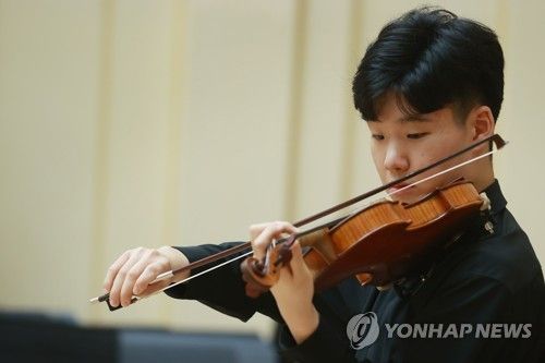 연주에 집중하는 공민배 