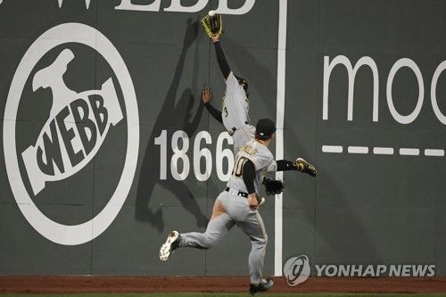 MLB 피츠버그 동료들이 깜짝 놀란 배지환의 슈퍼 캐치 