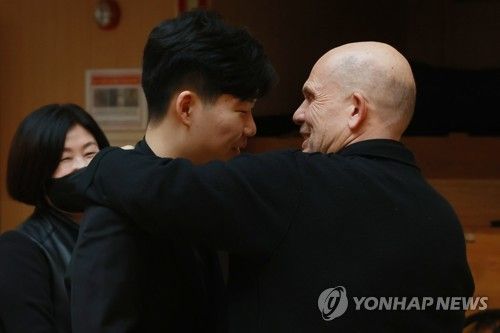 포옹하는 공민배 군과 야프 판즈베던 감독