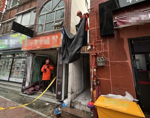 떨어진 외벽 안전 조치하는 소방당국