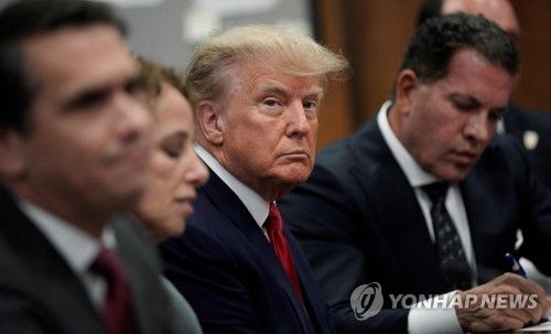 '美 역대 대통령 첫 기소'…트럼프, 법원서 34개 혐의 모두 부인