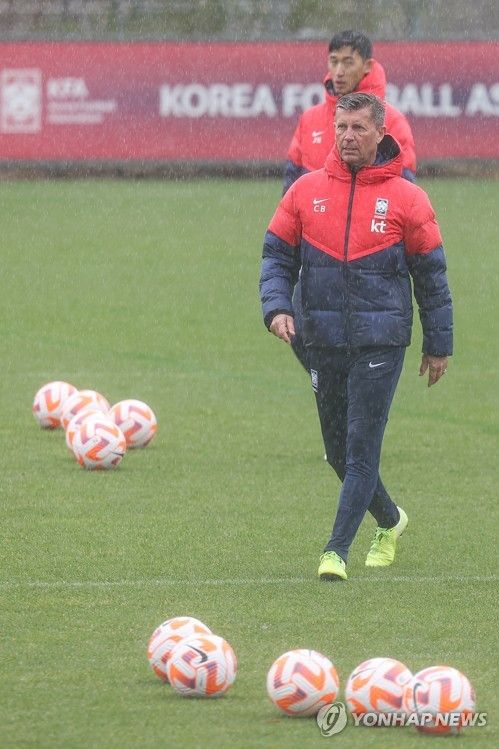 훈련 지도하는 콜린 벨 여자축구 대표팀 감독