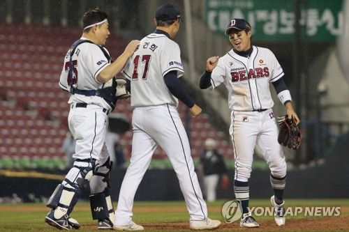 두산 승리, 홍건희 격려하는 양의지