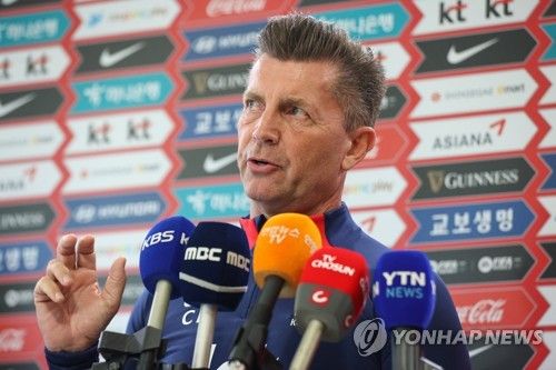 인터뷰하는 콜린 벨 여자축구 대표팀 감독