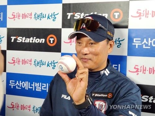 사령탑 데뷔전에서 승리한 이승엽 두산 감독
