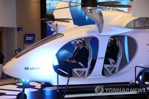 엑스포 개최 장소 설명 듣는 실사단