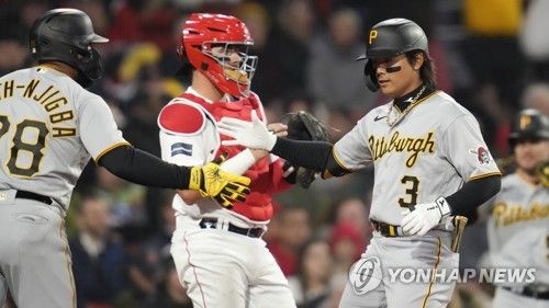 첫 홈런 치고 들어와 동료와 손뼉 부딪치는 배지환 