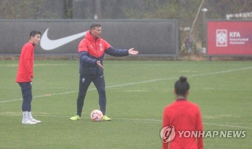 훈련 지도하는 콜린 벨 감독